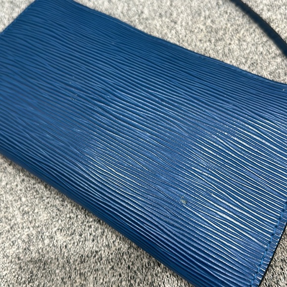 LOUIS VUITTON ÉPI POCHETTE - Picture 4 of 7